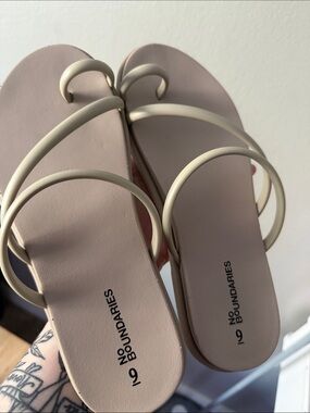 Never Worn No Boundaries Women's Light Beige Loop-Strap Slide Sandals
